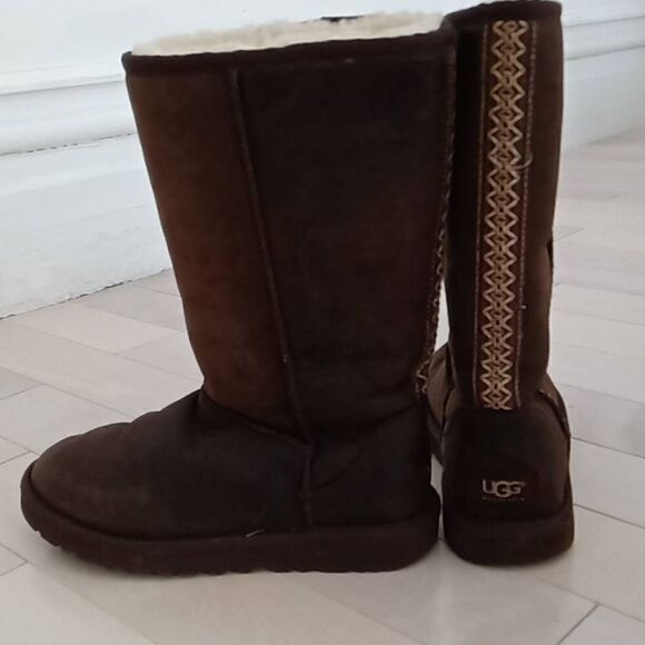 UGG Shoes - UGG Australia Women's Brown Suede Round Toe Pull-On Classic Short Boot Size 6